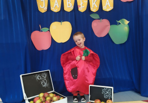 Filip w stroju jabłka